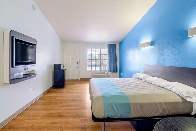 Room, King Bed, Accessible, Motel6 Canton, TX 6/10