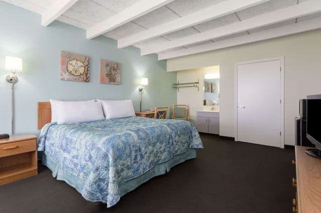غرفة بسرير كينج لذوي الإعاقة، Days Inn & Suites By Wyndham Jekyll Island 4/5