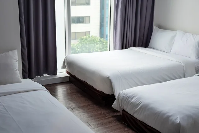 غرفة ديلوكس ثلاثية بسرير مزدوج وسريرين منفصلين، Brown Suites Sinchon Central 2/5