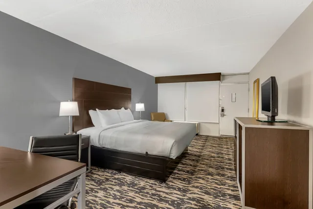 غرفة بسرير كينج للمدخنين، Quality Inn & Suites Easley - Greenville 3/4