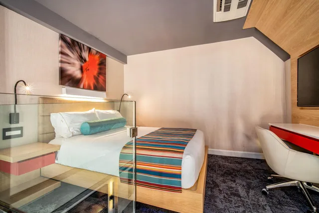 غرفة بسرير كوين، Century Park Hotel 1/3