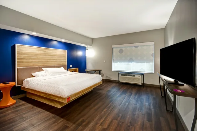 غرفة بسرير كينج لذوي الإعاقة، Tru By Hilton Syracuse-Camillus 1/3