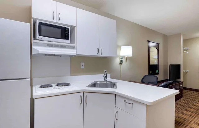 استوديو بسرير كوين، Studio 6 Extended stay Huntsville, AL - US Space & Rocket Center 4/6