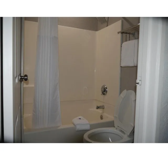 1 Queen Bed Micfridge، Motel6 Tacoma, WA - South 5/5