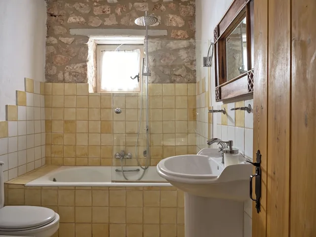 فيلا تقليدية بأربعة أسرّة وسرير كينج بإطلالة على البحر بـ3 غرف نوم مع أريكة، Orfos Villas 6/7