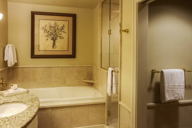 Premier, King Bed, Patio, Courtyard Area، Carlton Hotel 10/10