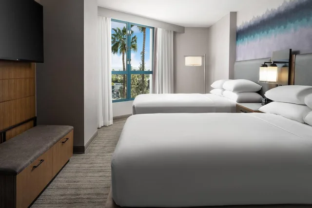 غرفة بسريرين منفصلين مع أريكة، Costa Mesa Marriott 3/6