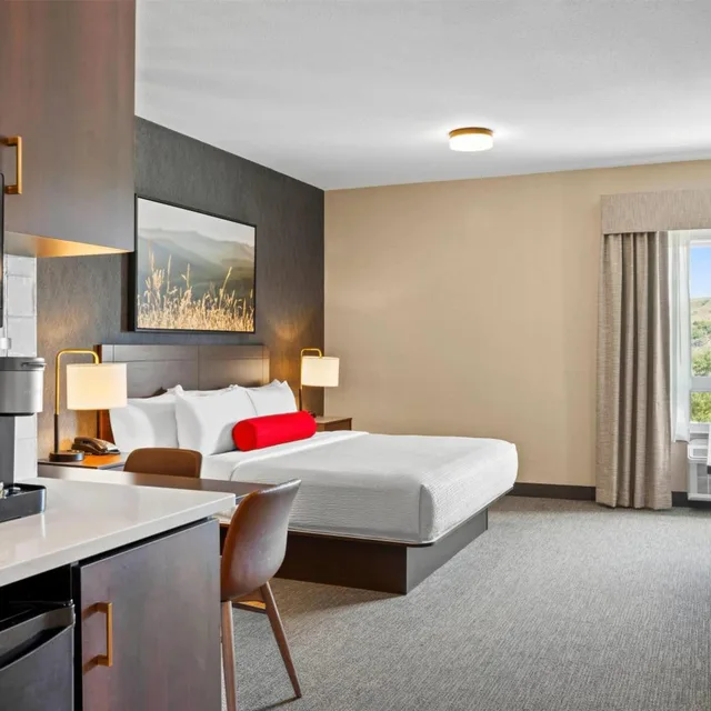جناح عائلي بسرير كينج وسريرين منفصلين، Ramada By Wyndham Drumheller Hotel & Suites 10/18