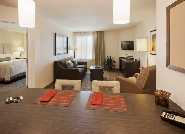 غرفة بسرير كينج بغرفة نوم واحدة لذوي الإعاقة، Candlewood Suites Denver North 1/3