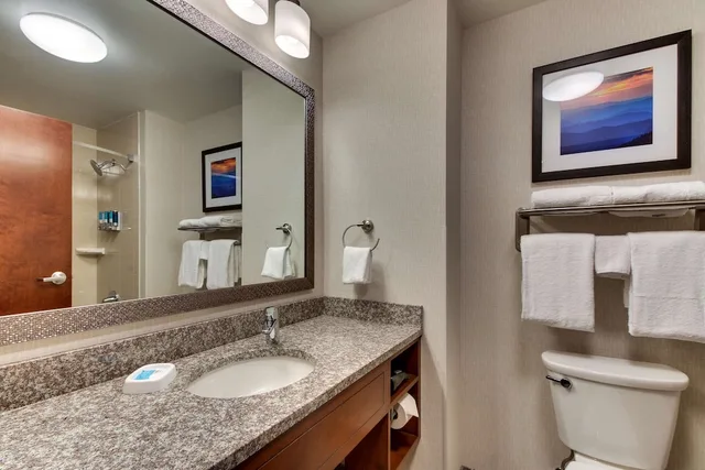 جناح بسريرين كوين بغرفتين مع أريكة، Drury Inn & Suites Knoxville West 6/6