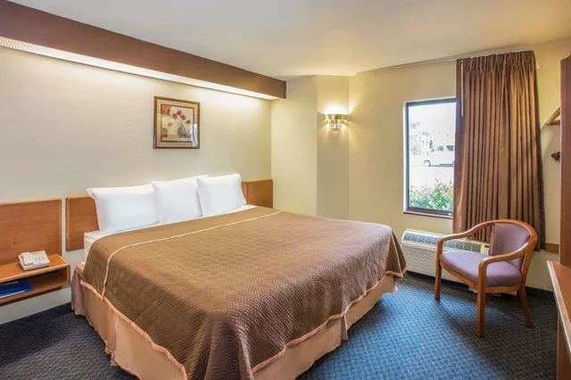 غرفة قياسية بسرير كينج، Travelodge By Wyndham Fort Myers Airport 2/3