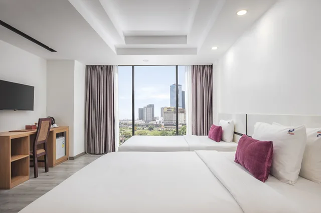 غرفة ديلوكس ثلاثية بسرير كوين وسرير فردي، KING GRAND BOUTIQUE HOTEL 1/9