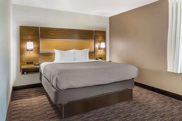 جناح بسرير كينج مع أريكة، Quality Inn Asheboro South NC 4/5