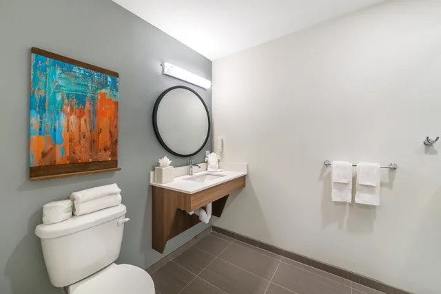 جناح بسرير كينج مع أريكة لذوي الإعاقة، MainStay Suites Fort Myers East I-75 4/6