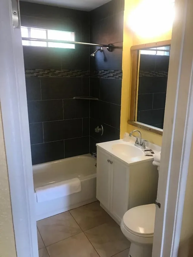 جناح ديلوكس بسريرين مزدوجين بغرفتي نوم، Economy Inn Antioch 2/2