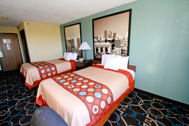 غرفة قياسية بسرير كينج، Super 8 By Wyndham Kansas City 1/10