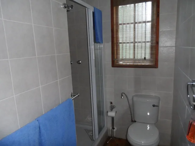 غرفة بسرير كينج وسرير فردي، A Cherry Lane Self Catering and B&B 2/2