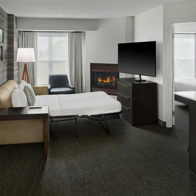 جناح بسرير كوين بغرفتي نوم مع أريكة، Residence Inn by Marriott Flint 4/8