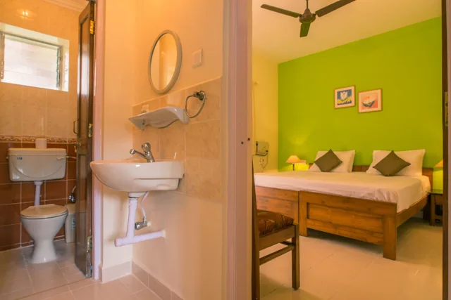 جناح تنفيذي بسريرين منفصلين بمنطقة جلوس، Lillywoods Highland Beach Resort 8/8