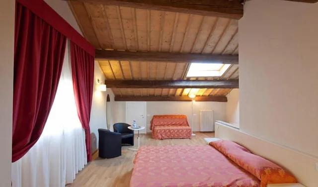 Deluxe, Apartment, 1 Queen and 1 Single Bed, Sofa, Honey Rooms 1/10