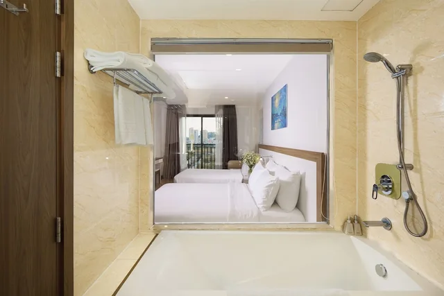 غرفة تنفيذية ثلاثية بسرير كوين وسرير فردي بإطلالة على الجبل بشرفة، An Vista Hotel 10/10