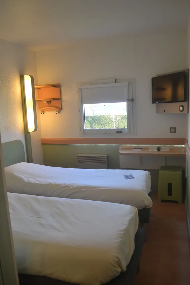 Room, Triple, Double and Bunk Bed, Ibis Budget Clermont Ferrand Sud Aubiere 1/9