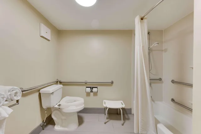 غرفة بسرير مزدوج بإطلالة على الجبل للمدخنين لذوي الإعاقة، Quality Inn Airport - Southeast 4/4