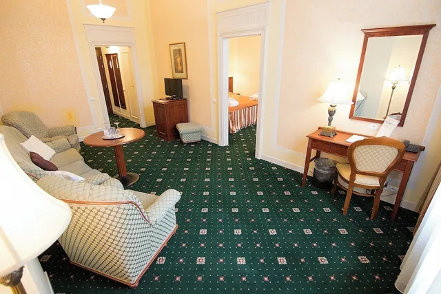 جناح بسرير كينج مع أريكة، Humboldt Park Hotel Spa 2/2