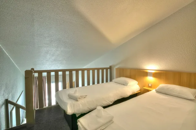 غرفة رباعية بسرير مزدوج وسريرين منفصلين، B&B Hotel Villeneuve Loubet Village 1/5