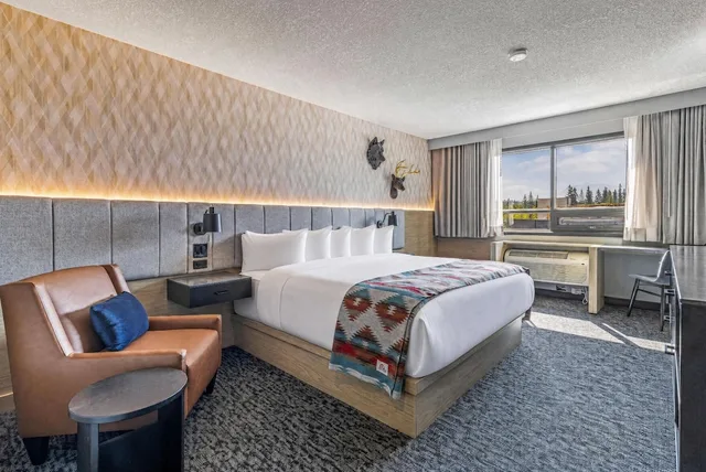 غرفة بسرير كينج، Everwild Canmore - Nordic Spa & Hotel 1/10
