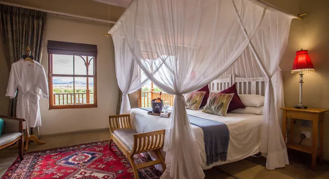 غرفة فاخرة بسريرين منفصلين بإطلالة على الجبل، De Zeekoe Guest Farm 2/10