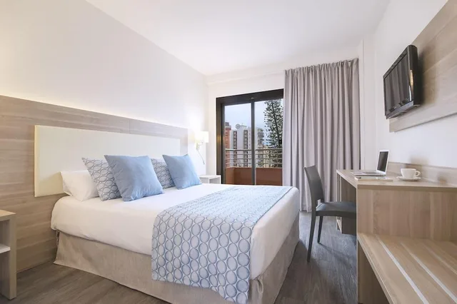 غرفة بشرفة مفردة بسرير مزدوج، Benidorm East by Pierre and Vacances 2/2