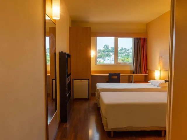 غرفة بسرير مزدوج وسرير فردي، Ibis Novo Hamburgo 1/2