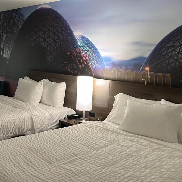غرفة بسرير كوين، Clarion Pointe Milwaukee Airport 3/8