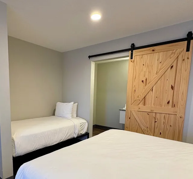 Room, 1 Single and 2 Queen Beds، Americas Best Value Inn-Wall 3/8
