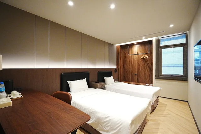 Superior, Twin Beds, York Hotel 1/4
