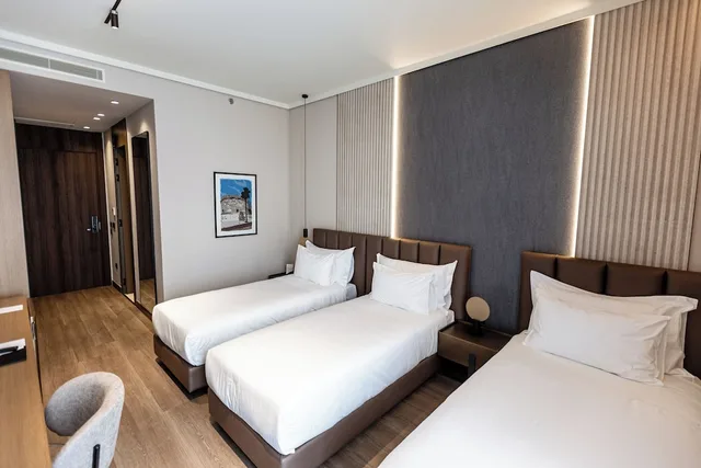 غرفة ديلوكس ثلاثية بسرير كينج وسرير فردي بشرفة، Grand Duka Hotel & Spa 2/10