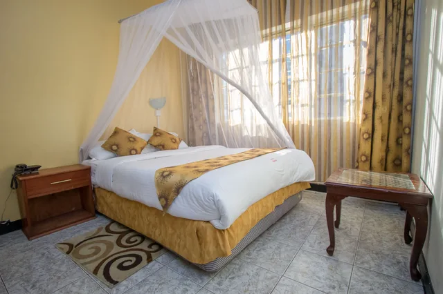 Standard, Double Bed, Hotel Embassy 3/6