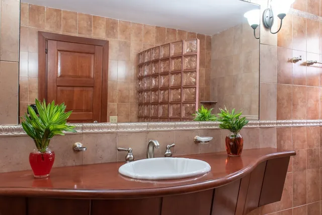 غرفة قياسية بسرير كينج، West Bay Colonial 5/5