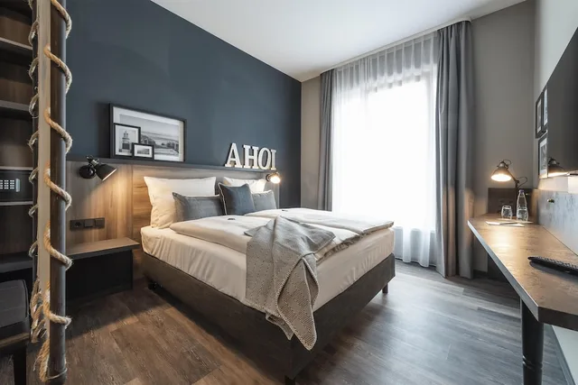 غرفة قياسية بسرير كوين في طابق مرتفع، HARBR. hotel Ludwigsburg 7/10