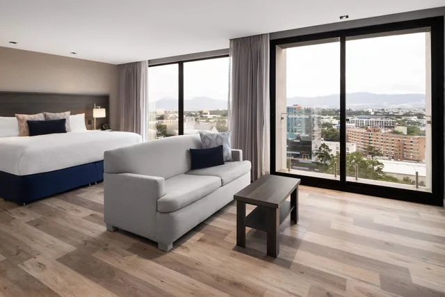 غرفة بسرير كينج بشرفة، Wyndham Garden Guatemala City 3/3