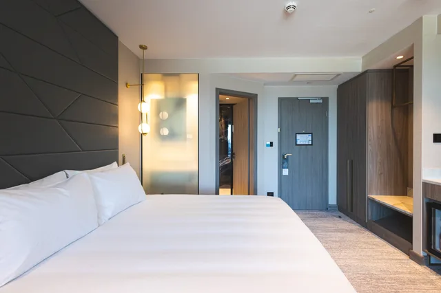 غرفة قياسية بسرير كينج بإطلالة على البحيرة بشرفة، Crowne Plaza Constanta Mamaia Beach 2/6