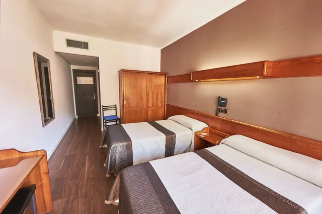 Standard, Twin Beds, Checkin Flamingo 4/10