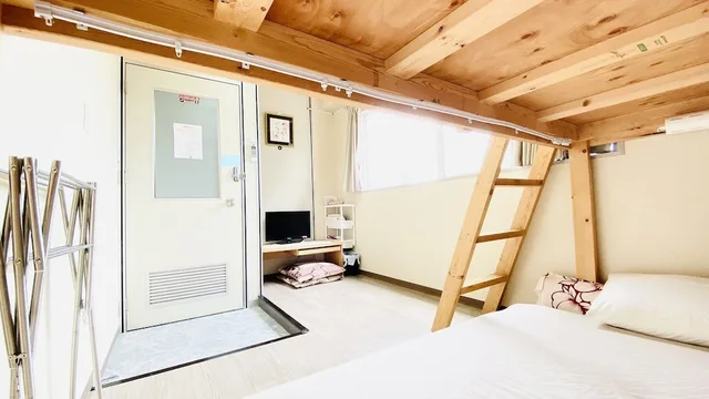 غرفة بسريرين منفصلين وسرير مزدوج وسرير بطابقين بحمام مشترك، GUEST HOUSE Bs Five II 3/5