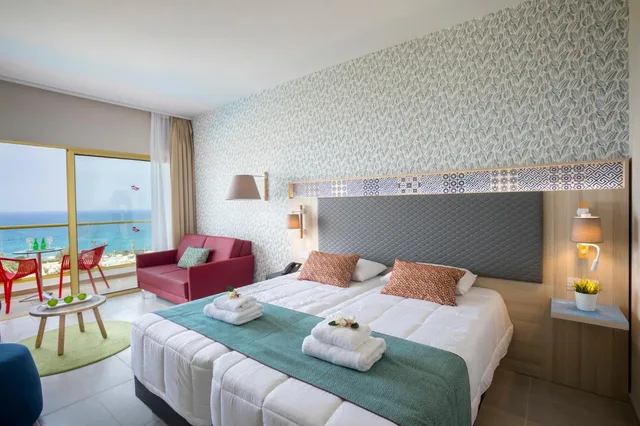 غرفة عائلية بإطلالة على البحر مع أريكة، Leonardo Laura Beach and Splash Resort 2/7