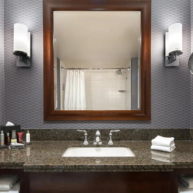 غرفة بسرير كينج مع أريكة، Visalia Marriott at the Convention Center 8/12