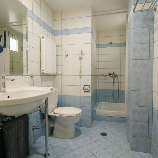 غرفة مفردة، Athina 3/5