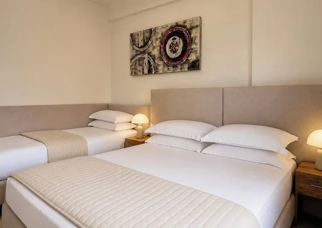 غرفة ثلاثية بسرير مزدوج مع أريكة، Sofotel 6/10