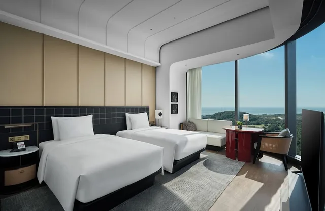 غرفة سوبيريور بسرير كينج بإطلالة على البحر، HUALUXE Shenzhen Bao'an by IHG 2/7