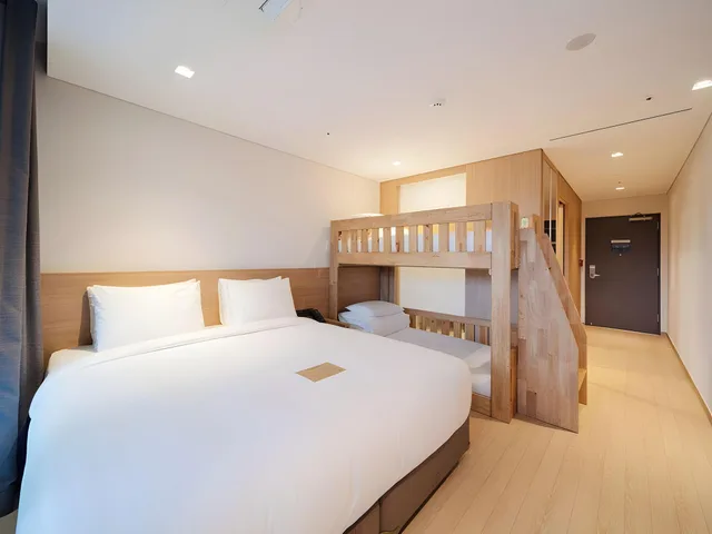 غرفة ديلوكس عائلية بسريرين منفصلين وسرير بطابقين بجاكوزي في طابق منخفض، SkyBay Hotel Gyeongpo 1/1